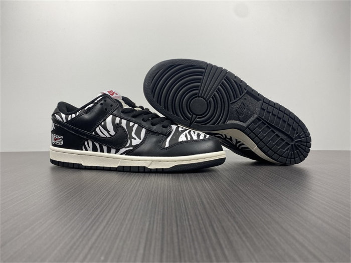 NK SB Dunk Low OG QS Quartersnacks Zebra DM3510-001 detail 3