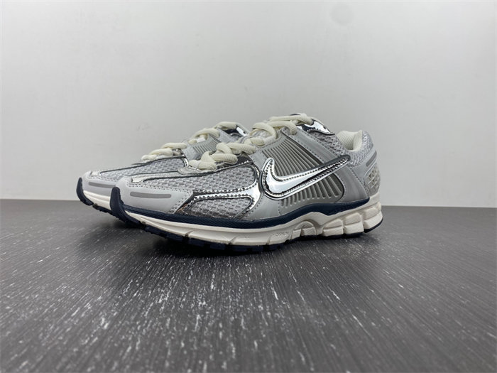 NK Zoom Vomero 5 Photon Dust Metallic Silver FD0884-025 detail 6