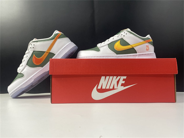 NK Dunk Low SE NY vs. NY DN2489-300 detail 2