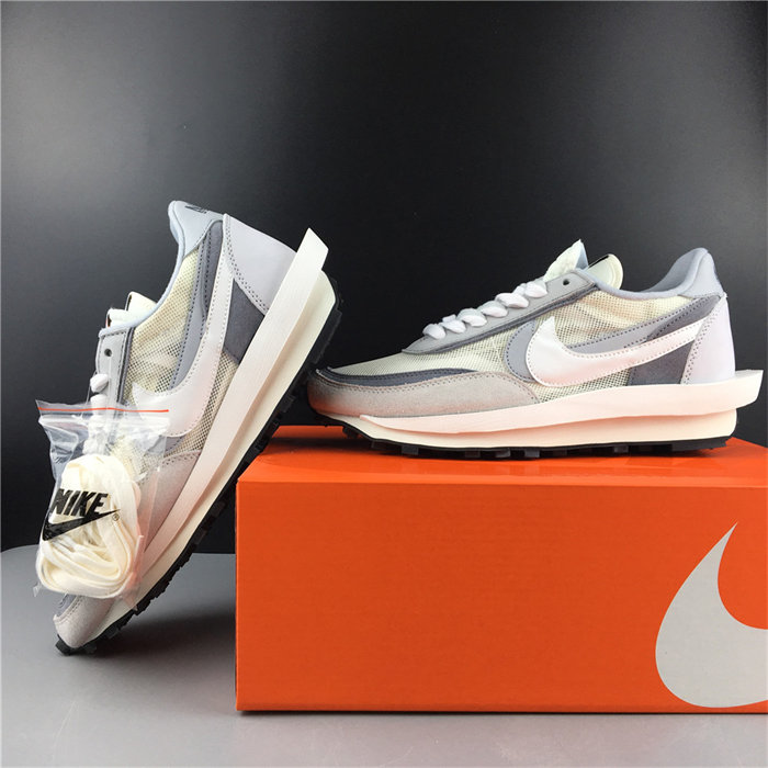 NK LD Waffle sacai Summit White BV0073-100 detail 2