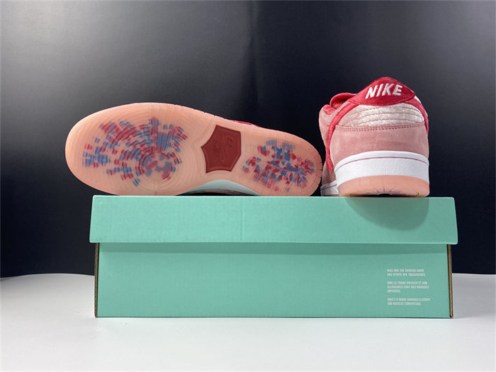NK SB Dunk Low StrangeLove Skateboards CT2552-800 detail 6