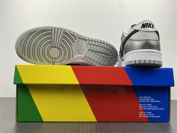 NK Dunk Low Golden Gals Metallic Silver DO5882-001 detail 6