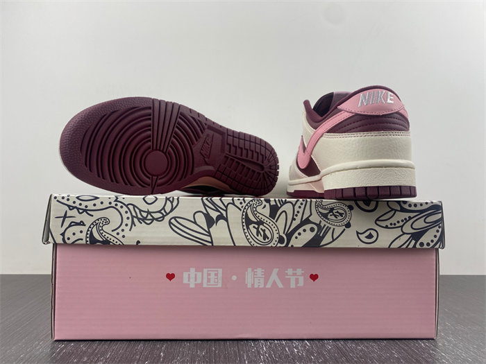 NK Dunk Low Retro PRM Valentine's Day DR9705-100 detail 3