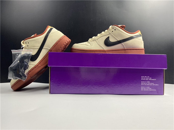 NK SB Dunk Low Pro Hennessy BQ6817-100 detail 2
