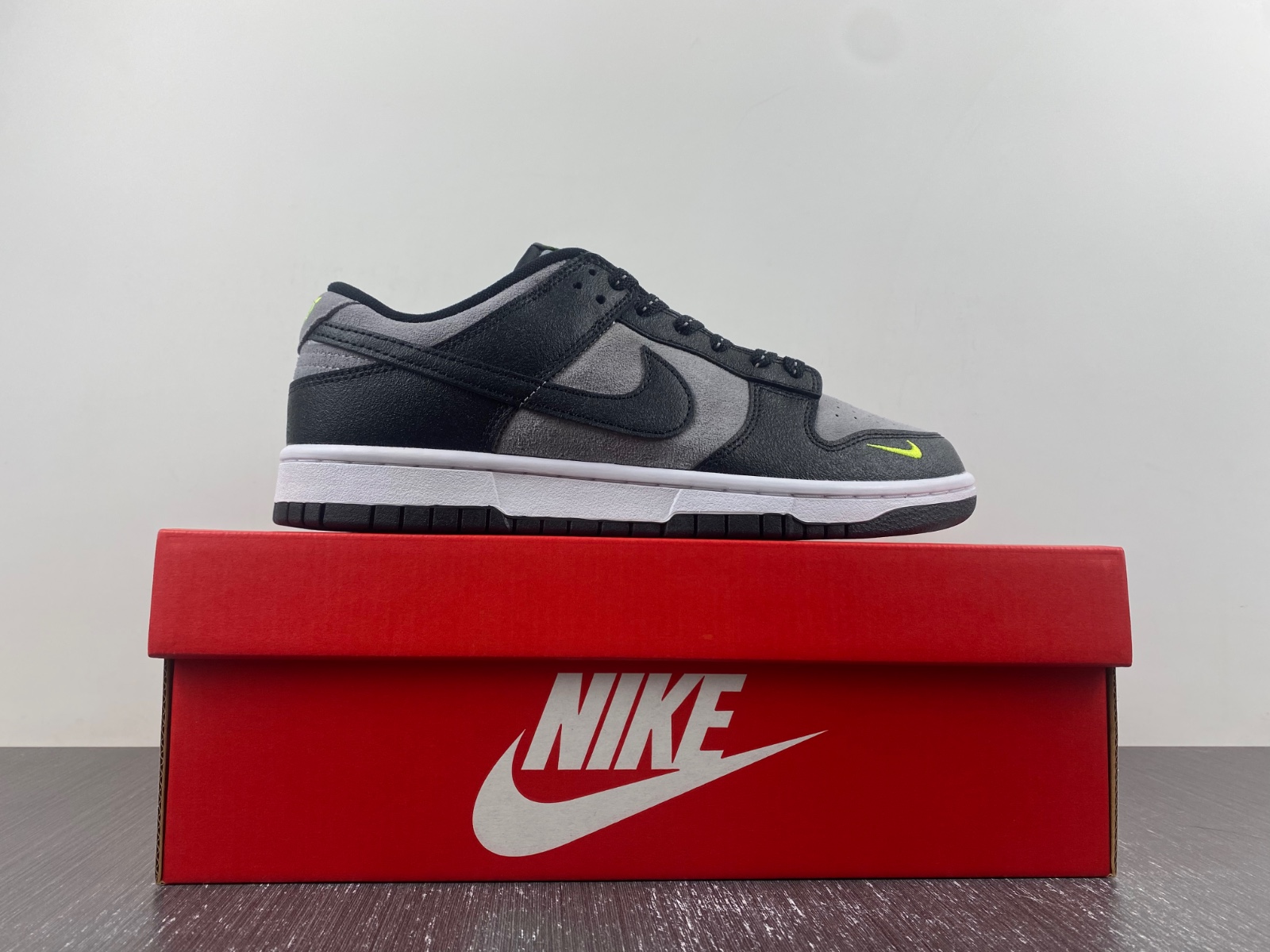 NK Dunk Low 'Black Grey Green Strike' FQ2205-001 detail 4