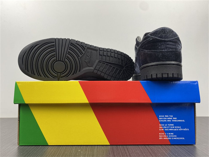 NK Dunk Low Dover Street Market Triple Black Velvet DH2686-002 detail 6