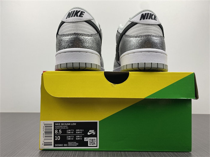 NK Dunk Low Golden Gals Metallic Silver DO5882-001 detail 5