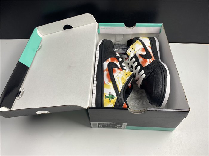 NK SB Dunk Low Raygun Tie-Dye Black BQ6832-001 detail 7