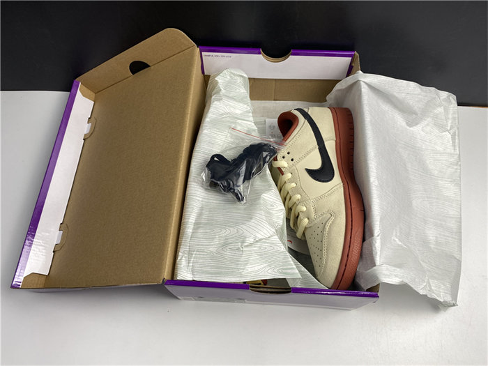 NK SB Dunk Low Pro Hennessy BQ6817-100 detail 7
