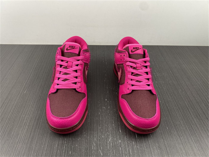 NK Dunk Low Valentine's Day DQ9324-600 detail 4