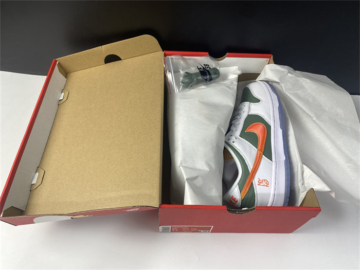 NK Dunk Low SE NY vs. NY DN2489-300 detail 7