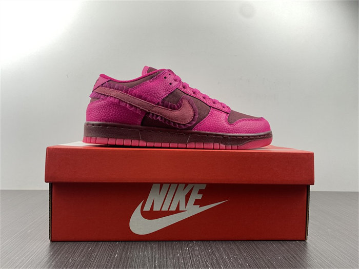 NK Dunk Low Valentine's Day DQ9324-600 detail 7