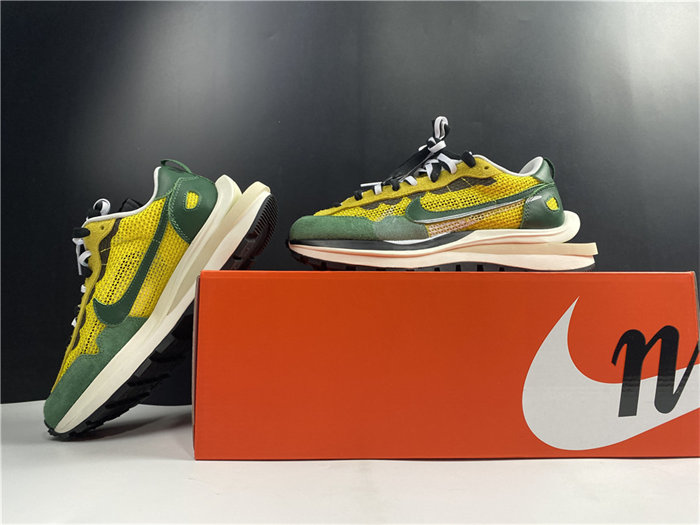 NK Vaporwaffle sacai Tour Yellow Stadium Green detail 2