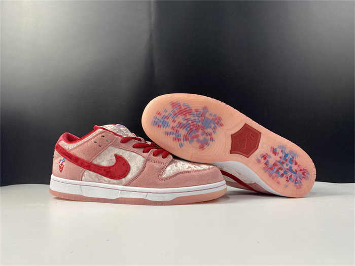 NK SB Dunk Low StrangeLove Skateboards CT2552-800 detail 3