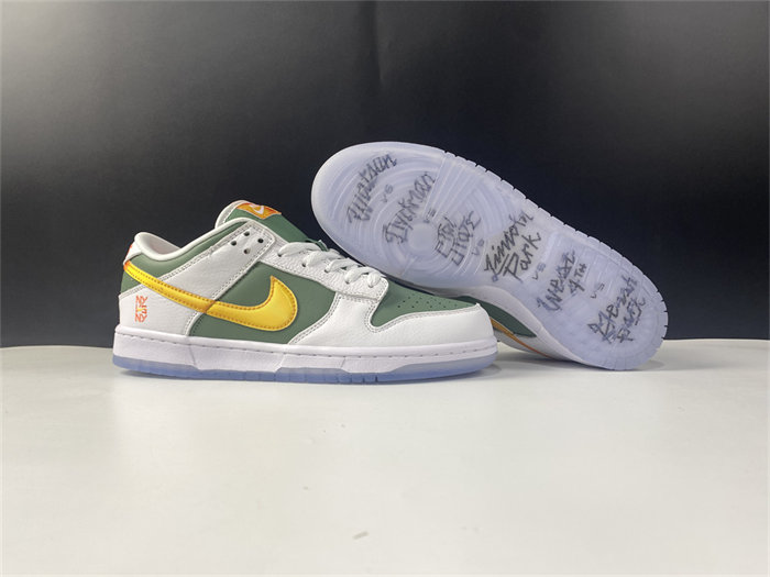 NK Dunk Low SE NY vs. NY DN2489-300 detail 3