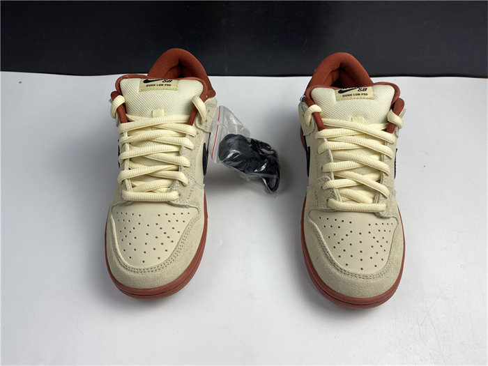 NK SB Dunk Low Pro Hennessy BQ6817-100 detail 4