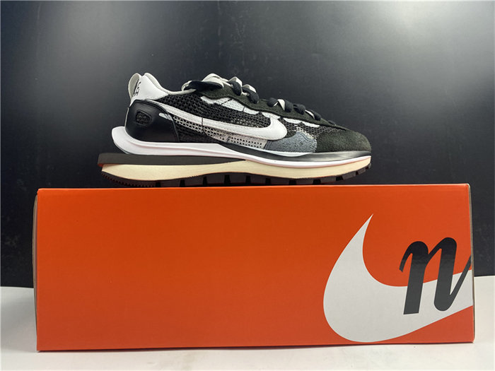 NK Vaporwaffle sacai Black White CV1363-001 detail 6