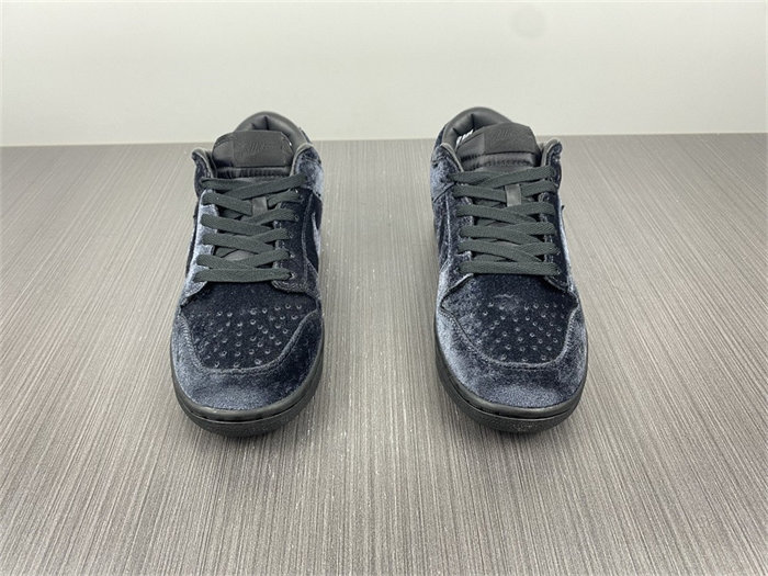 NK Dunk Low Dover Street Market Triple Black Velvet DH2686-002 detail 4
