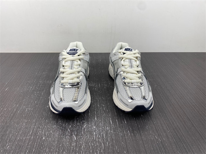 NK Zoom Vomero 5 Photon Dust Metallic Silver FD0884-025 detail 7