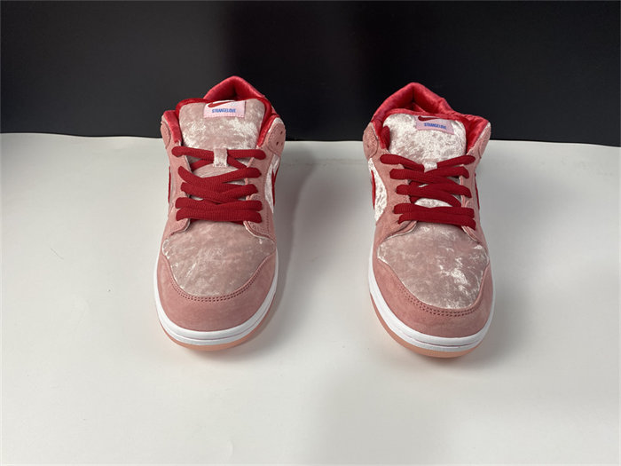 NK SB Dunk Low StrangeLove Skateboards CT2552-800 detail 4