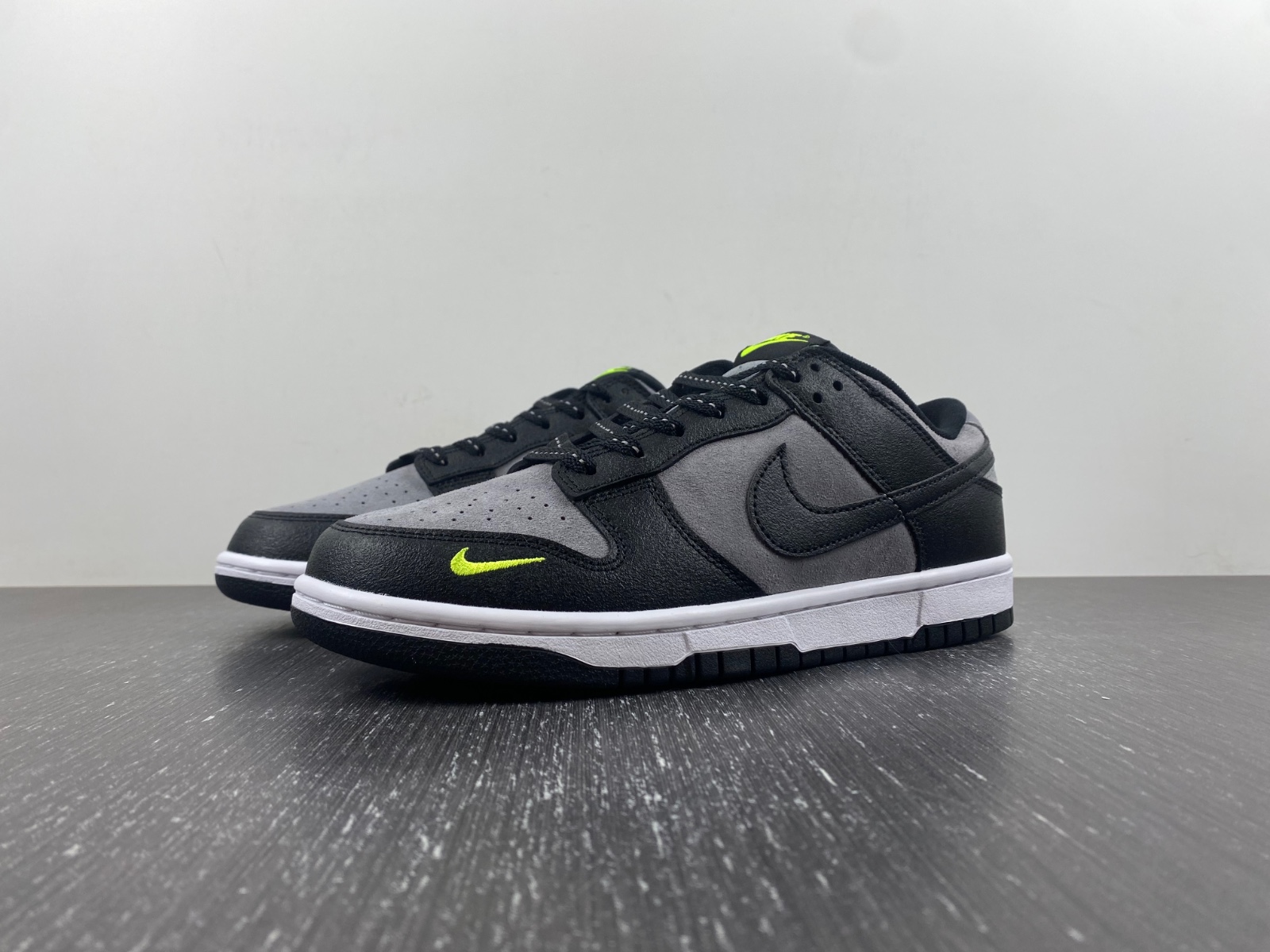 NK Dunk Low 'Black Grey Green Strike' FQ2205-001 detail 7