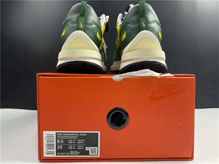 NK Vaporwaffle sacai Tour Yellow Stadium Green detail 5