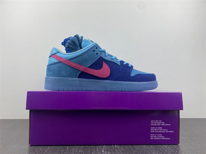 NK SB Dunk Low Run The Jewels DO9404-400 detail 4