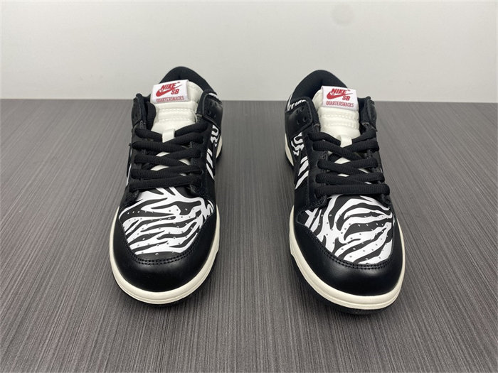 NK SB Dunk Low OG QS Quartersnacks Zebra DM3510-001 detail 4