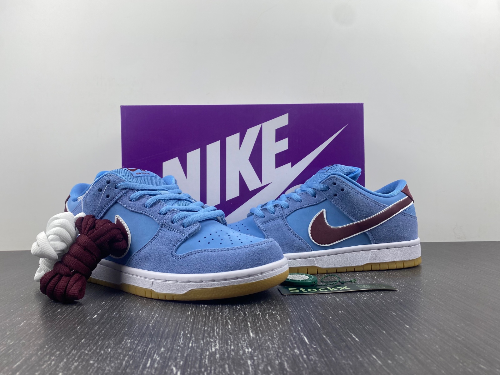 NK SB Dunk Low Philadelphia Phillies DQ4040-400