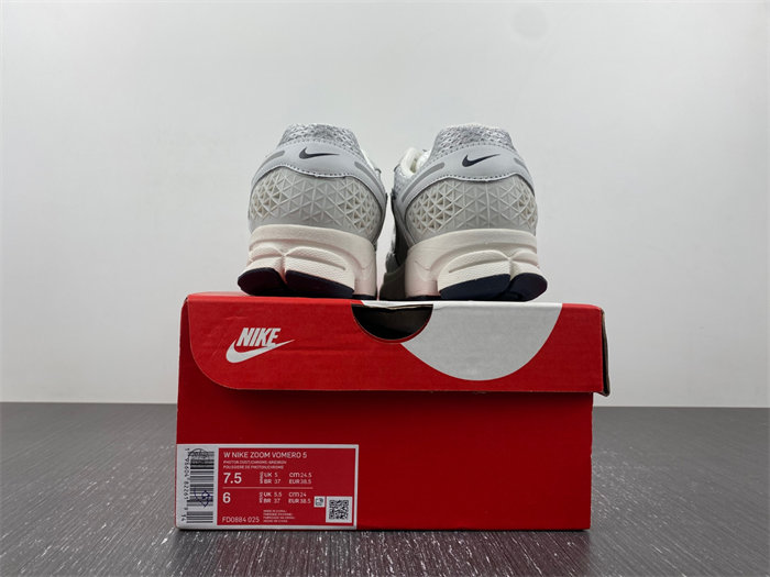 NK Zoom Vomero 5 Photon Dust Metallic Silver FD0884-025 detail 5