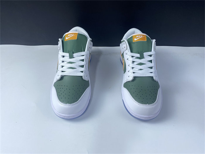 NK Dunk Low SE NY vs. NY DN2489-300 detail 4