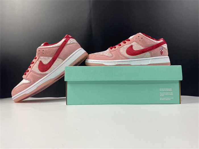 NK SB Dunk Low StrangeLove Skateboards CT2552-800 detail 2