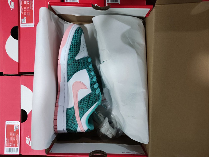 NK Dunk Low Snakeskin Washed Teal Bleached Coral DR8577-300 detail 7