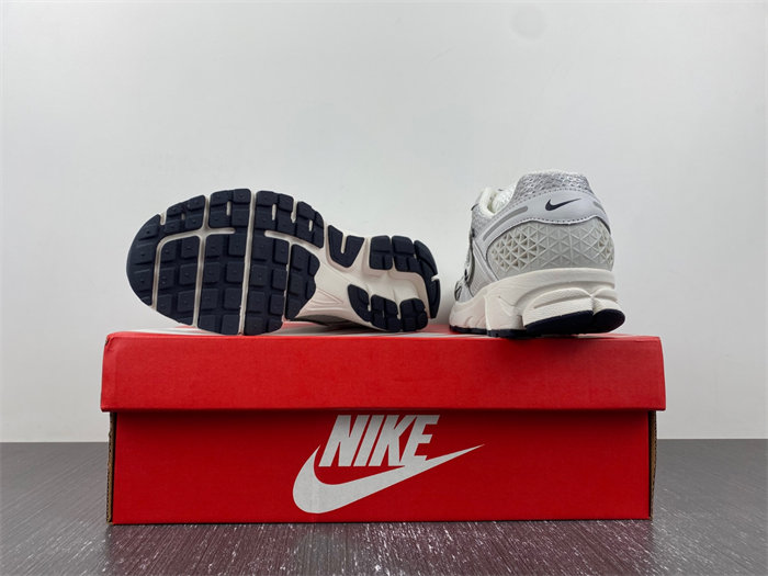 NK Zoom Vomero 5 Photon Dust Metallic Silver FD0884-025 detail 3