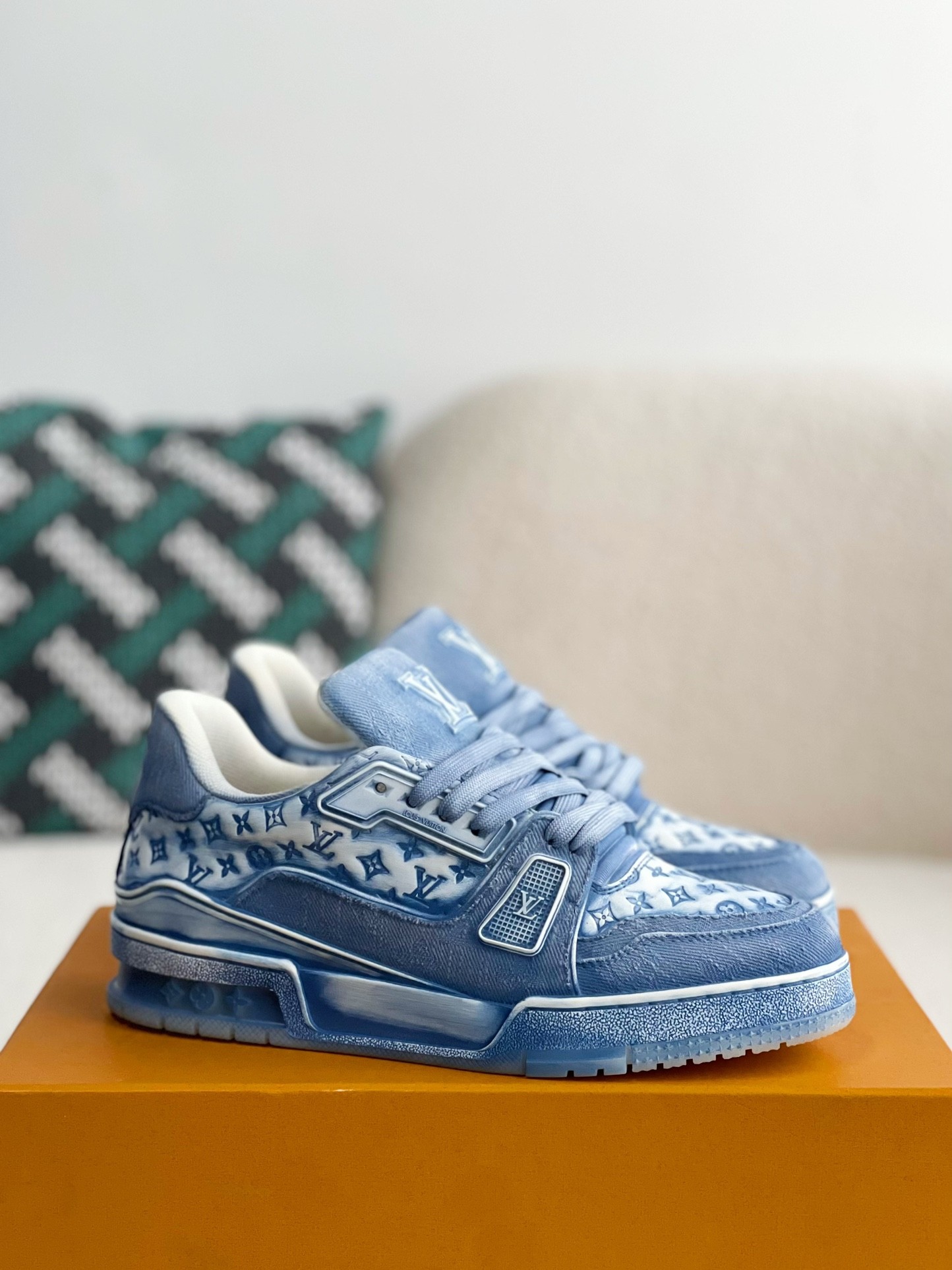 L X V SNEAKERS detail 2