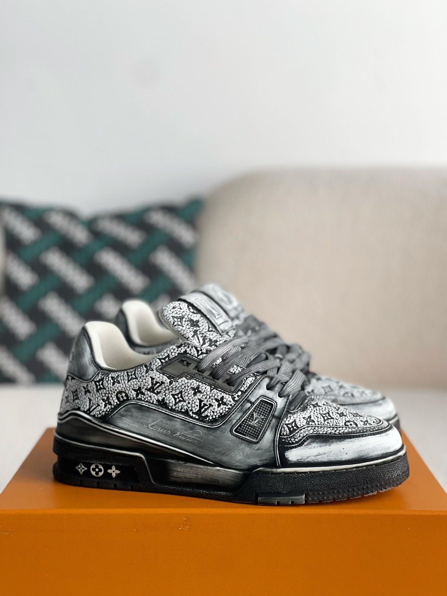 L X V SNEAKERS detail 2