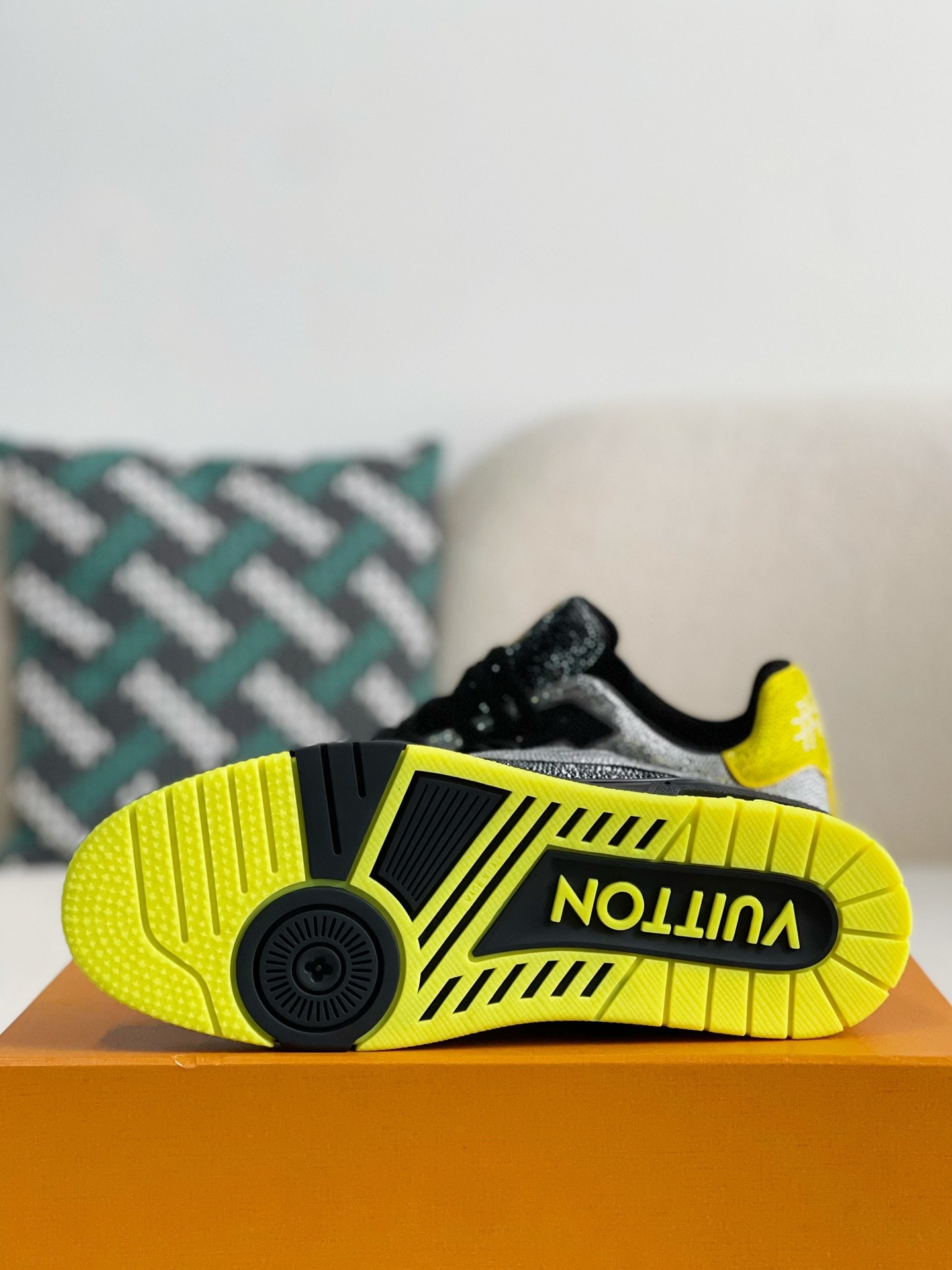 L X V Trainers Sneakers detail 5