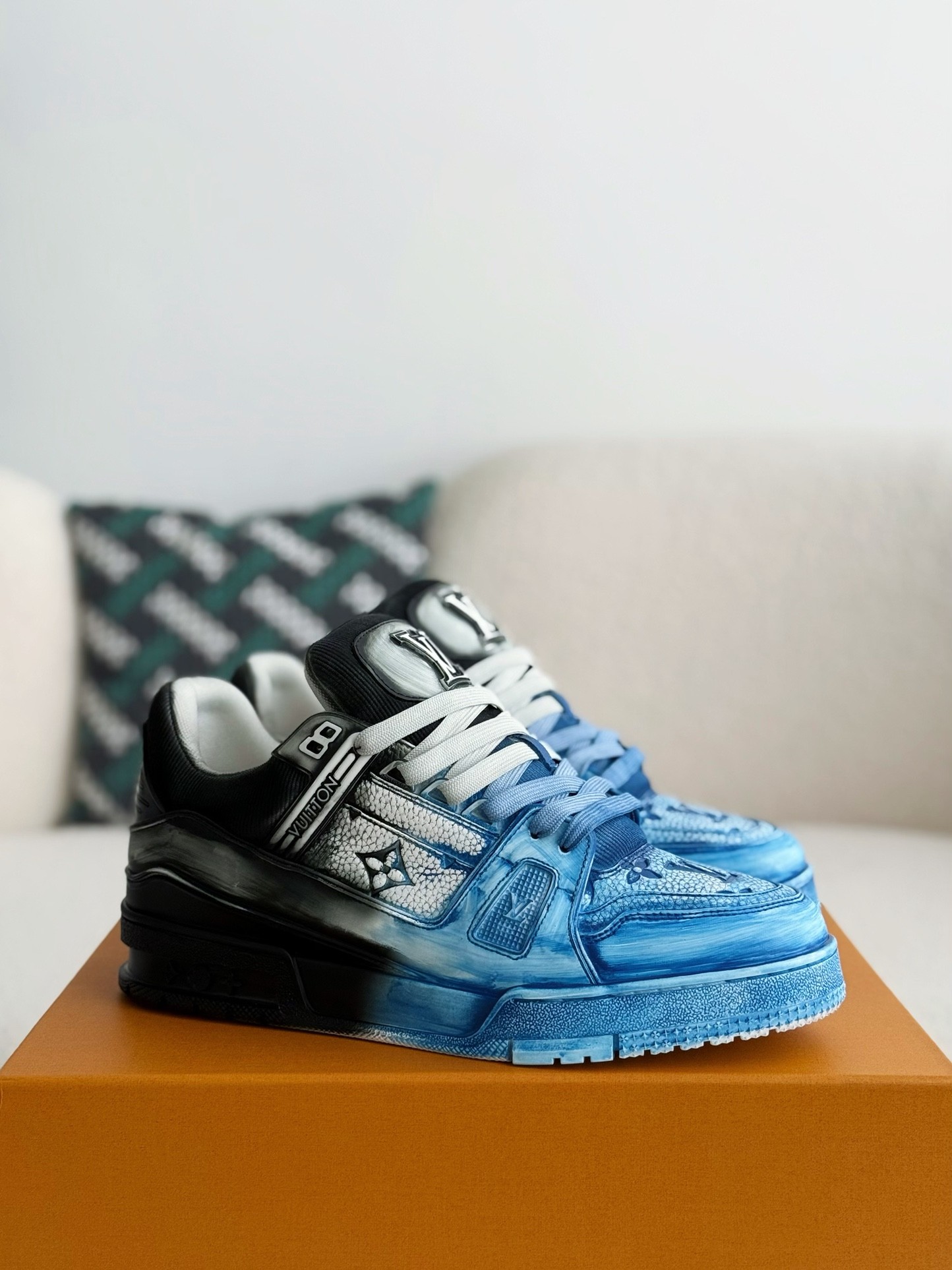 L X V TRAINER SNEAKERS detail 2