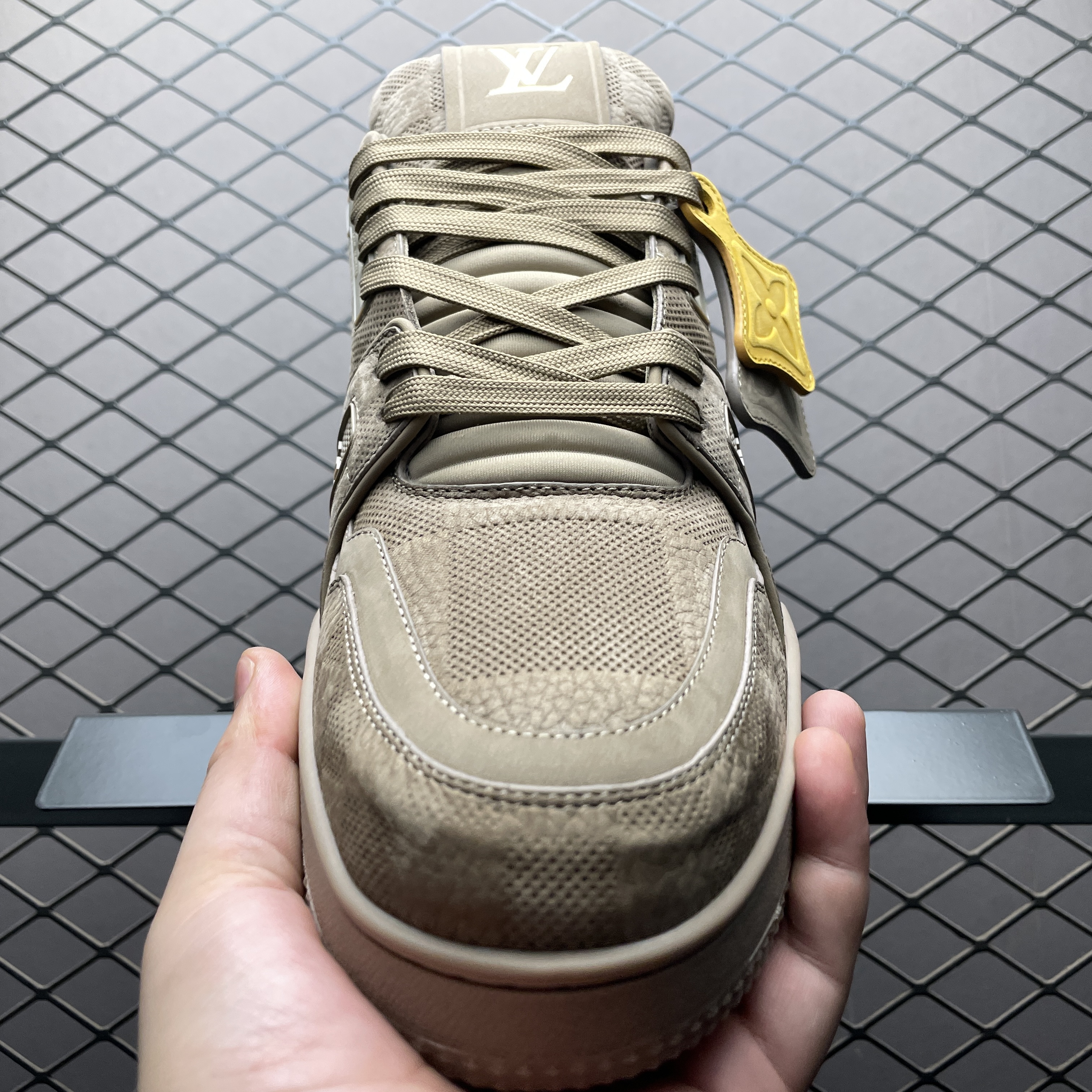 L X V TRAINER detail 9