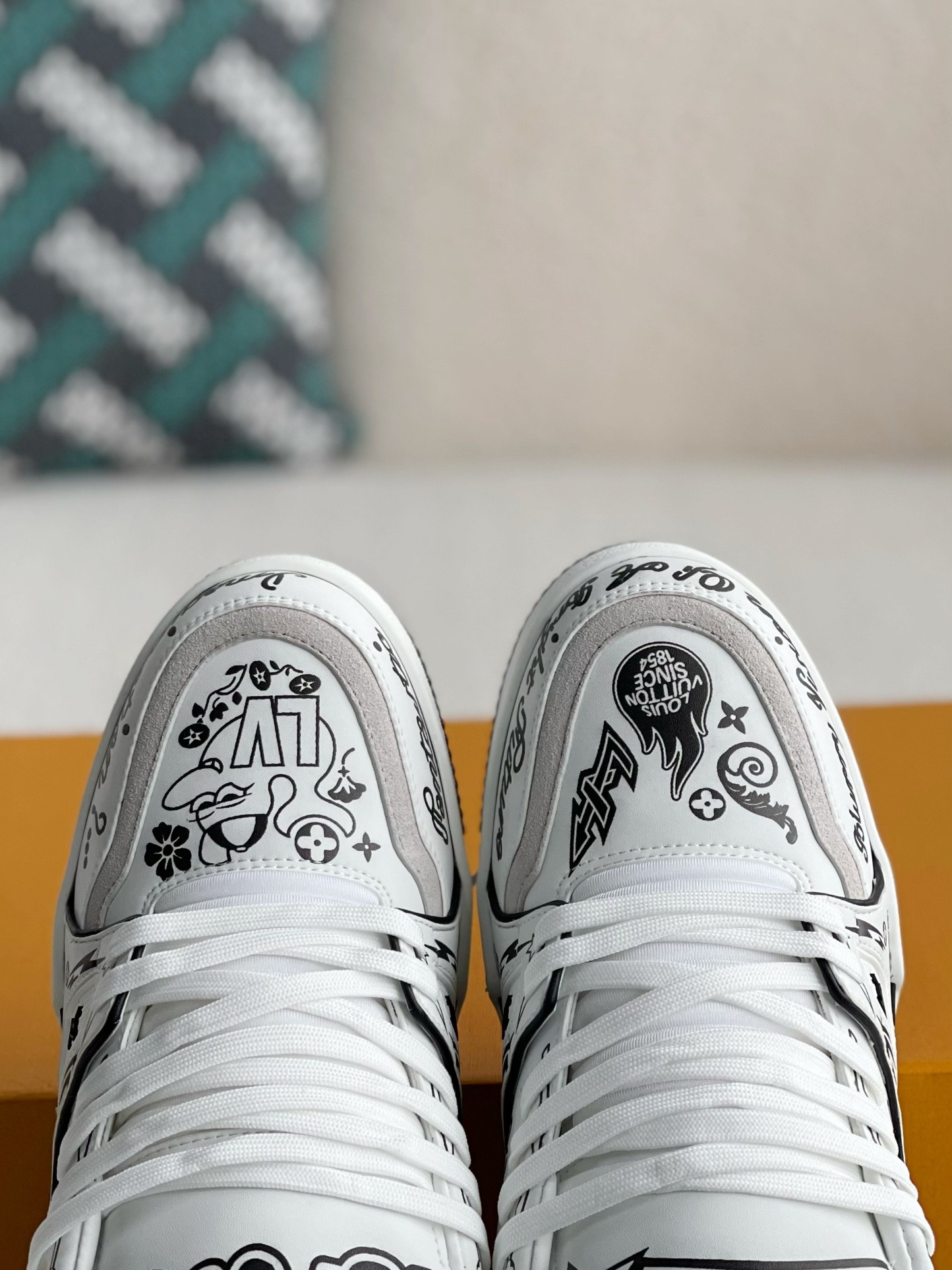 L X V SNEAKERS detail 9