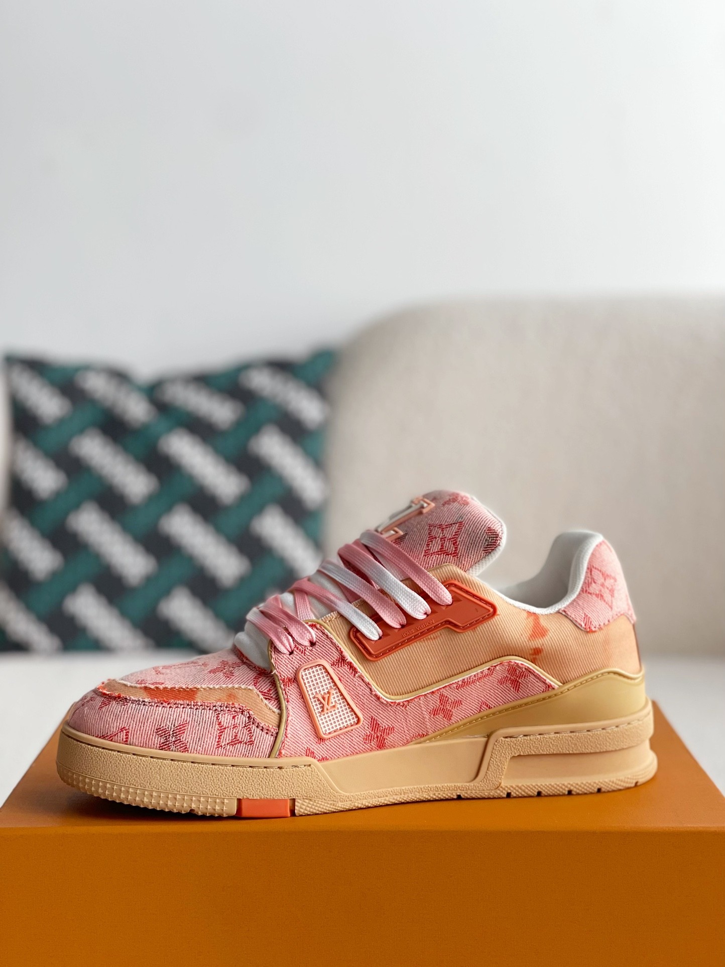 L X V TRAINER SNEAKERS detail 4