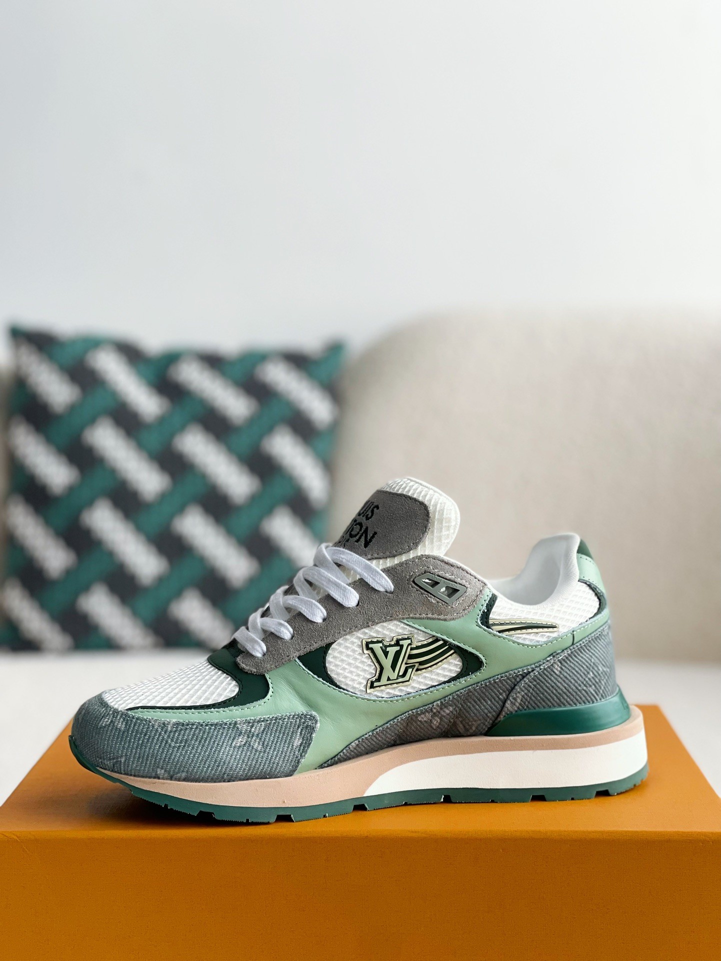 L X V Low-top running shoes detail 4