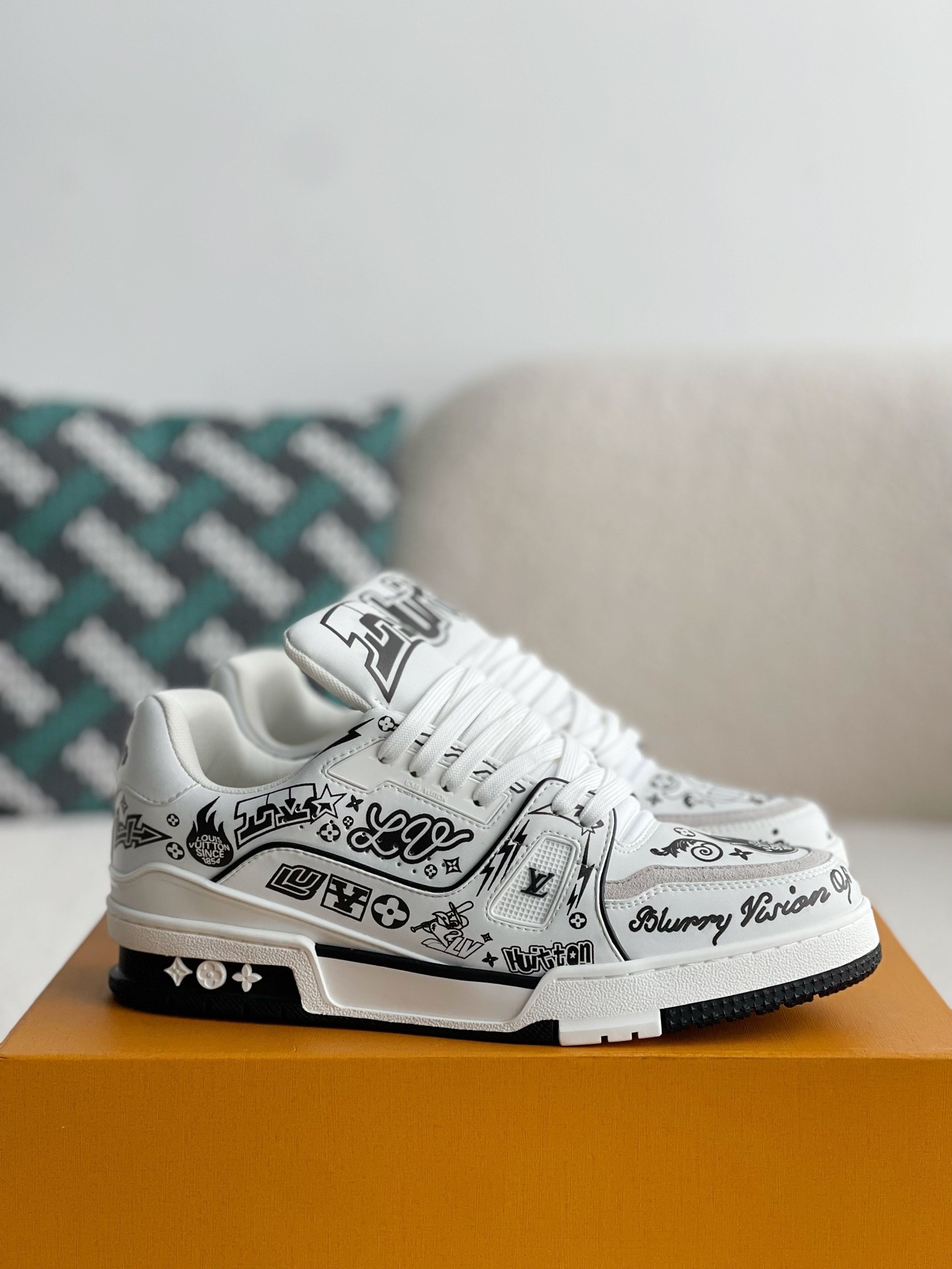 L X V SNEAKERS detail 2