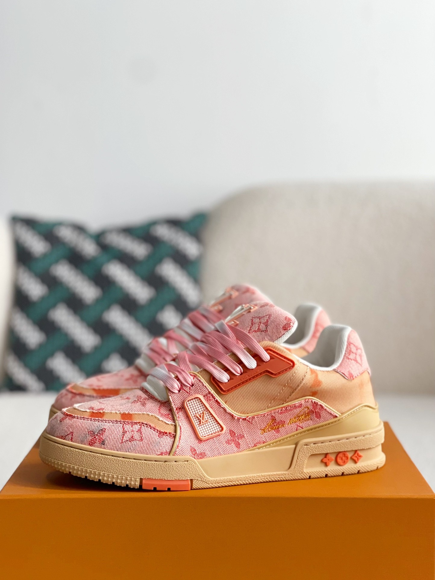 L X V TRAINER SNEAKERS