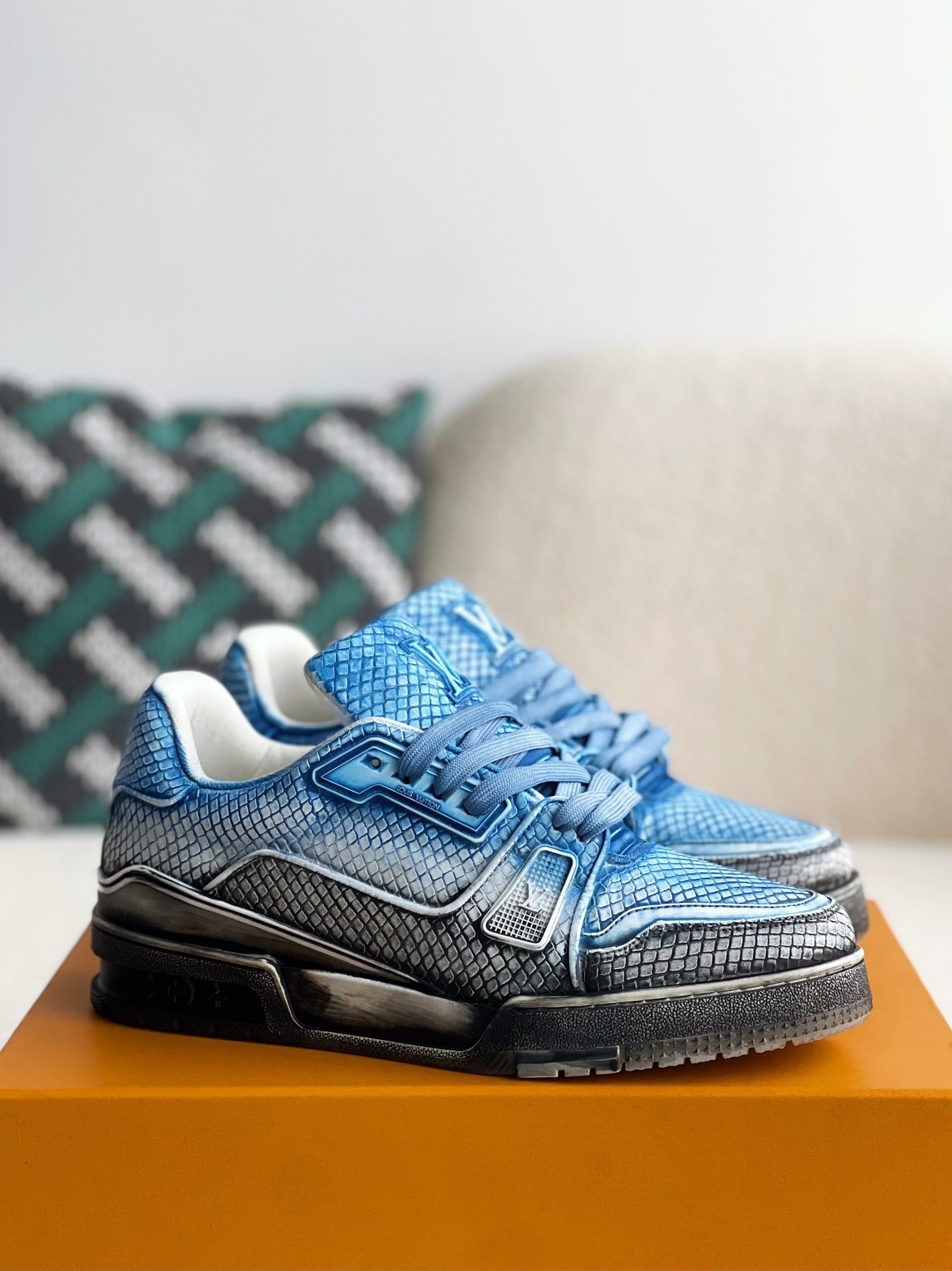 L X V SNEAKERS detail 2