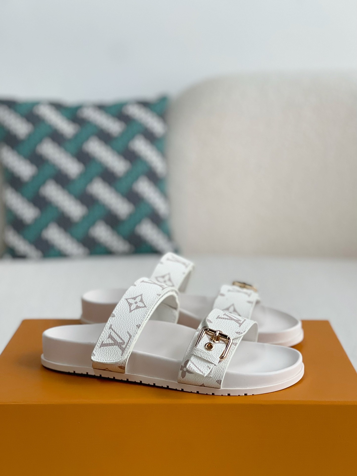 L X V SLIPPERS detail 2