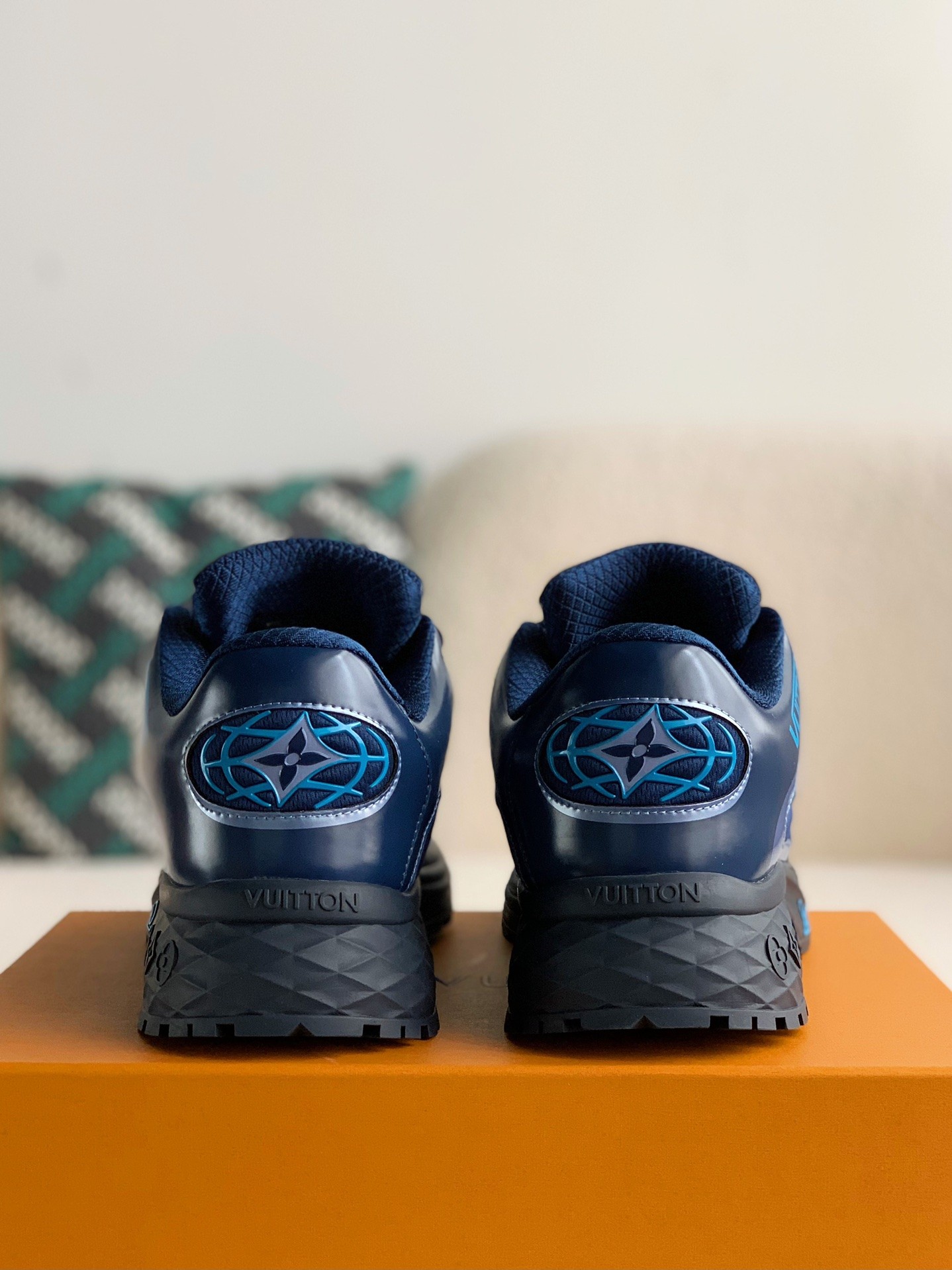 L X V Low-cut loafers with round head laces detail 3
