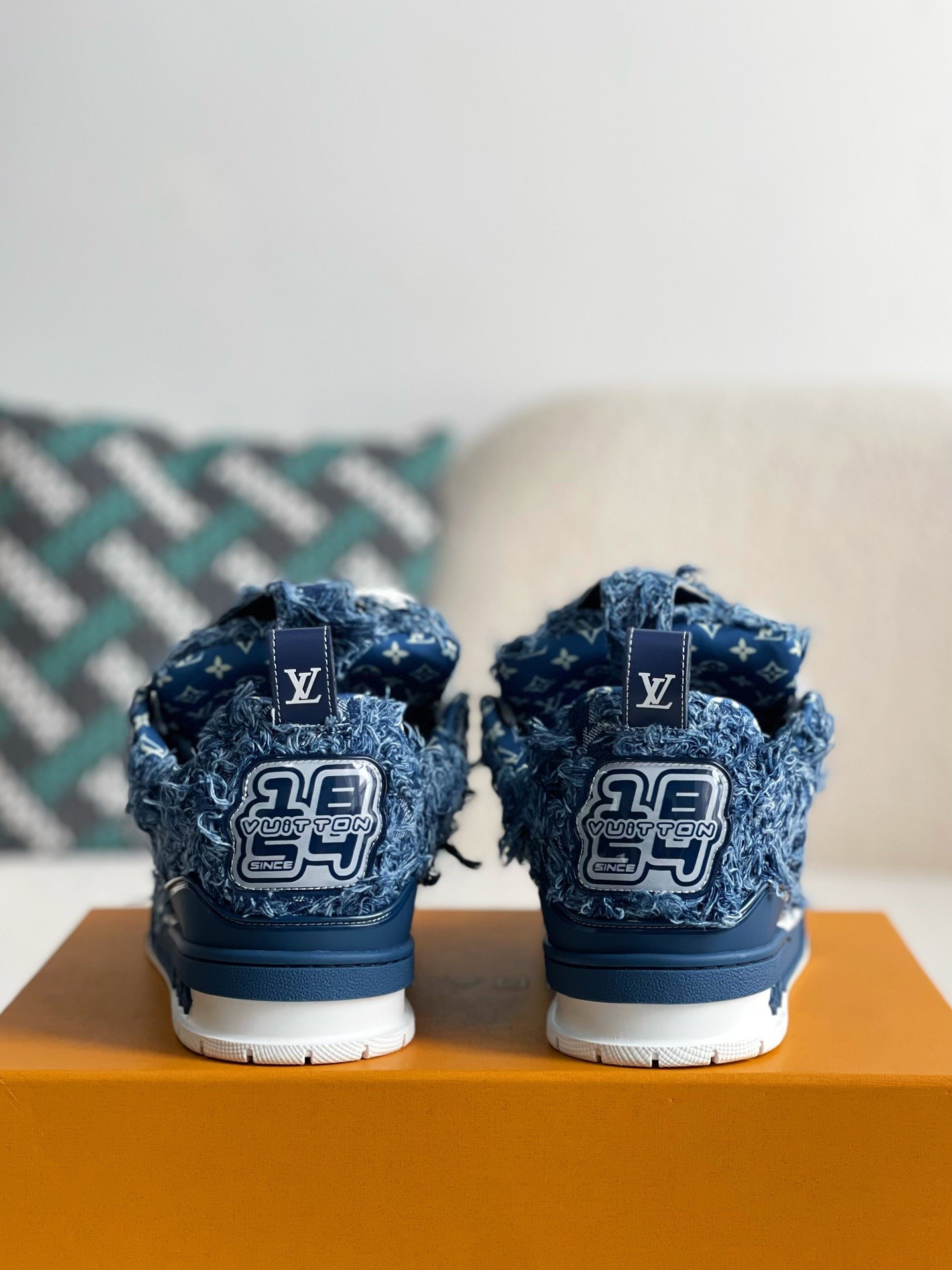L X V SNEAKERS detail 3