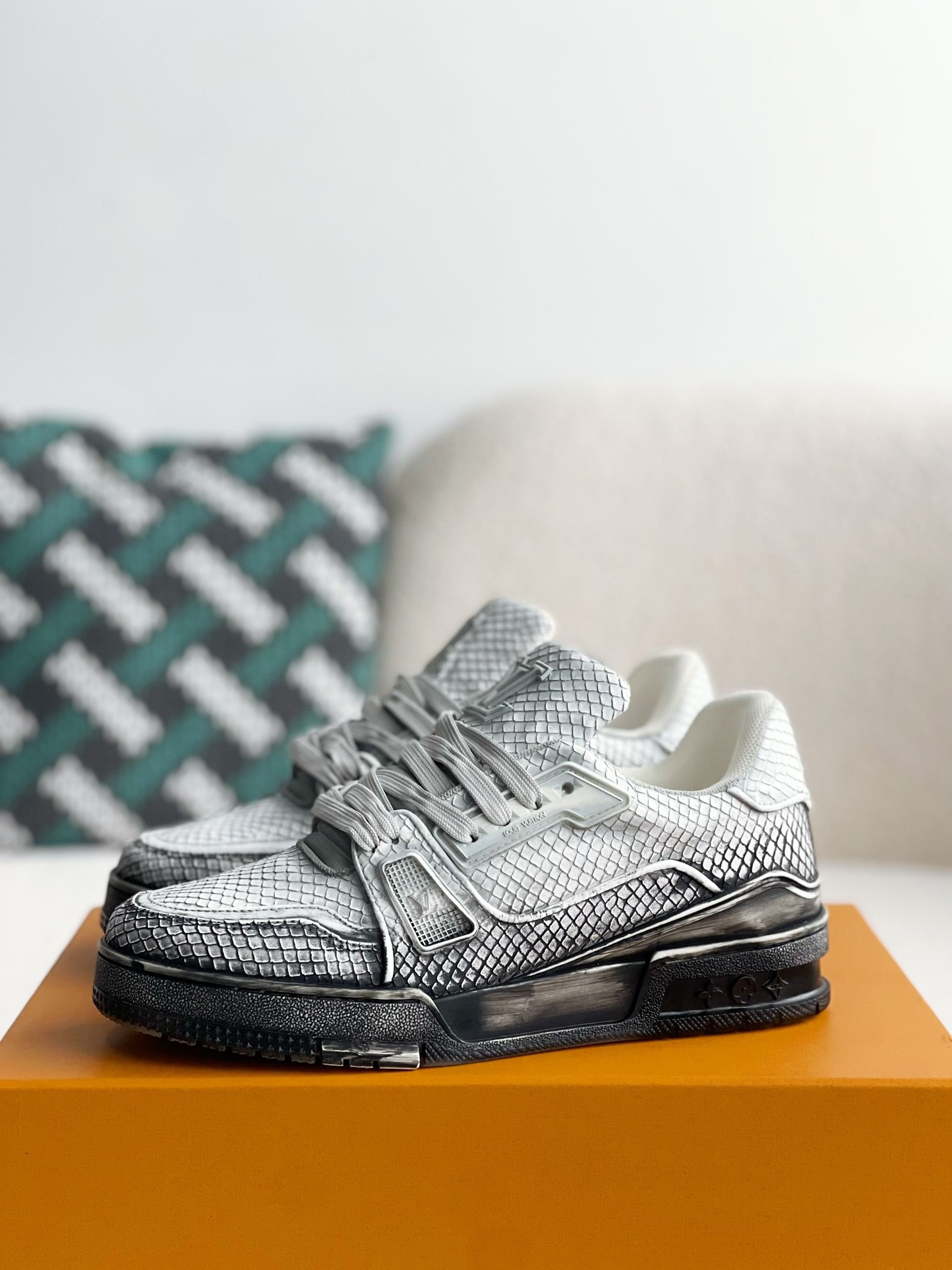 L X V SNEAKERS