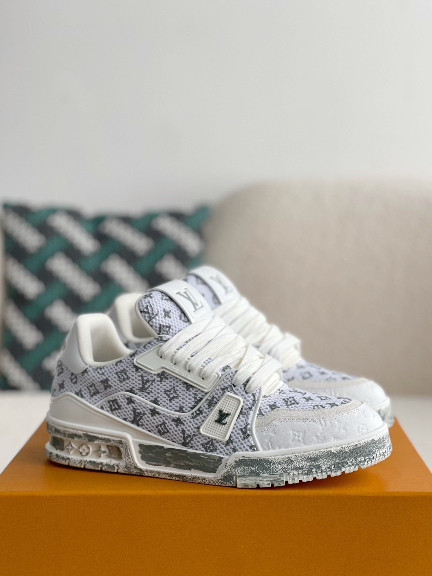 L X V SNEAKERS detail 2